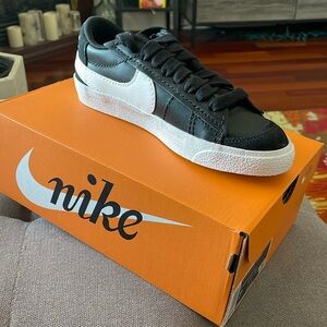 Nike Sz 7 Women’s Blazer Low ‘77 Jumbo